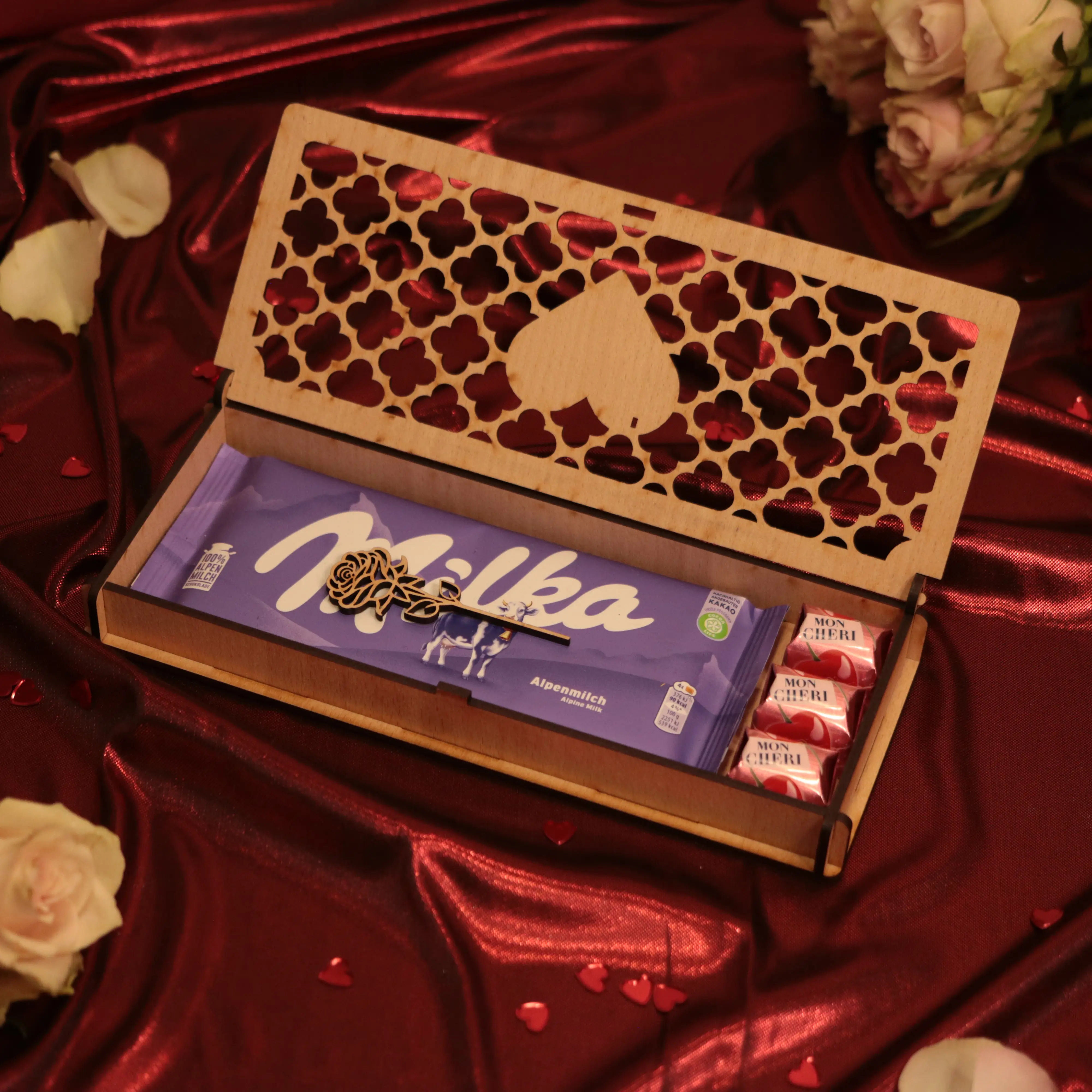 Holzbox mit Schokolade und personalisierter Holzrose