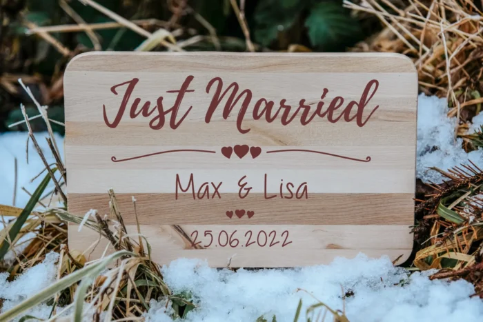 Just Married Mit Namen und Datum | graviertes Schneidebrett/Jausenbrett – Bild 2