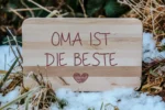 Oma ist die Beste | graviertes Schneidebrett/Jausenbrett – Bild 2