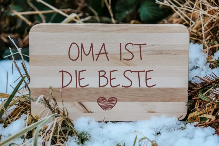 Oma ist die Beste | graviertes Schneidebrett/Jausenbrett – Bild 2