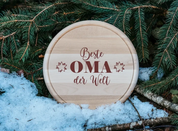 JB rund 17 beste oma welt_1920x1920 Beste Oma der Welt | graviertes Schneidebrett/Jausenbrett – Bild 1
