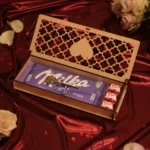 Holzbox mit Schokolade und personalisierter Holzrose – Bild 2