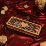 Holzbox mit Schokolade und personalisierter Holzrose