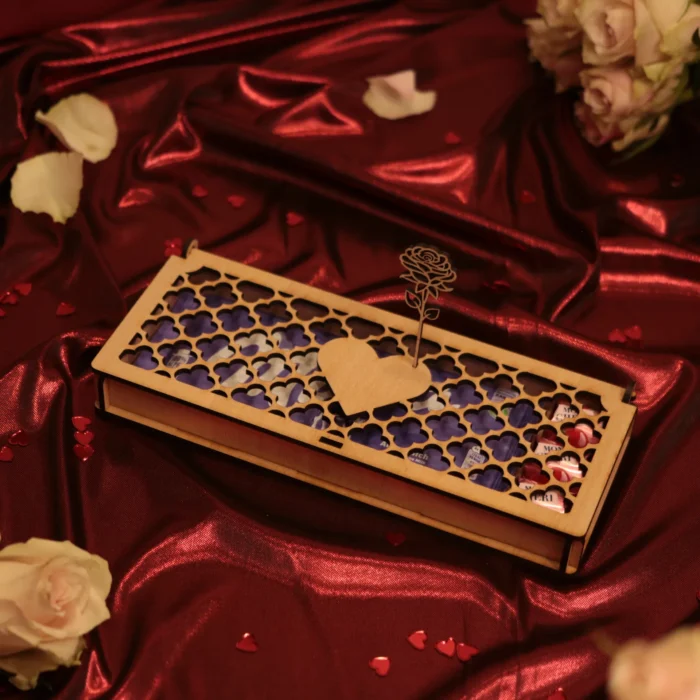 Valentinstagsbox-mit-Rose_1920x1920 Holzbox mit Schokolade und personalisierter Holzrose – Bild 1