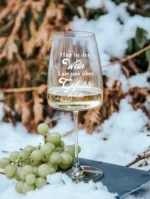 Hier ist der Wein reden wir über Gefühle | graviertes Weinglas – Bild 2