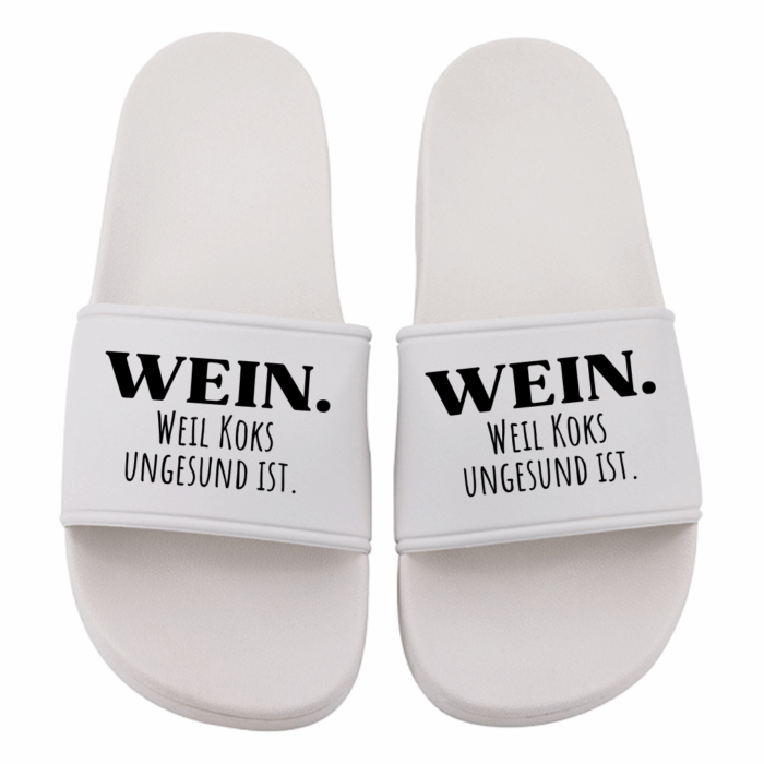 Badelatschen _ Wein. Weil Koks ungesund ist _ Weiß Badeschlappen | Wein, weil Koks ungesund ist – Bild 1