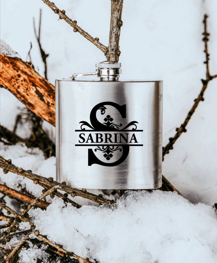 FM 29 Monogramm Splitbuchstabe_1920x1920 Monogramm Splitbuchstabe | gravierter Flachmann – Bild 1