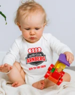 Audi Club Arnberg New to the Crew | bedruckter Babybody – Bild 3